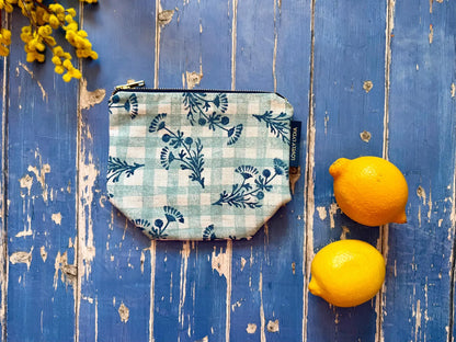 Blue Daisy Gingham Medium Zipper